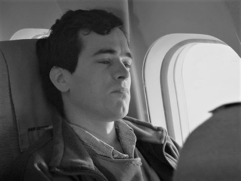 Jeune homme part s'expatrier en espagne et pleure dans l'avion