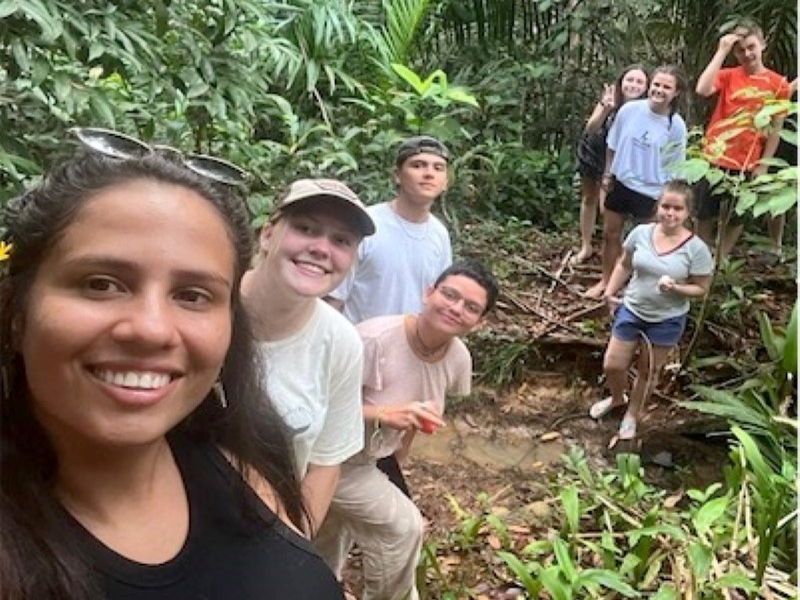 Huit jeunes bénévoles prennent un selfie dans une forêt du Costa Rica