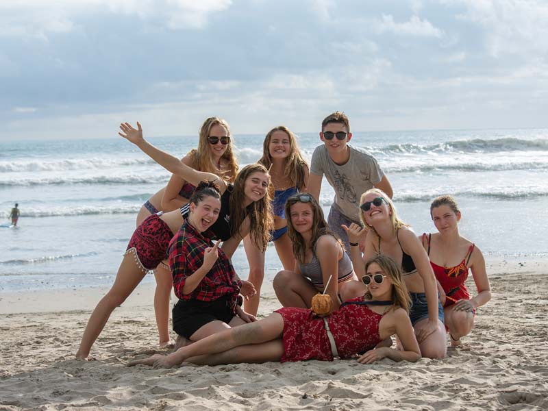 Un groupe de jeunes sur la plage au Costa Rica